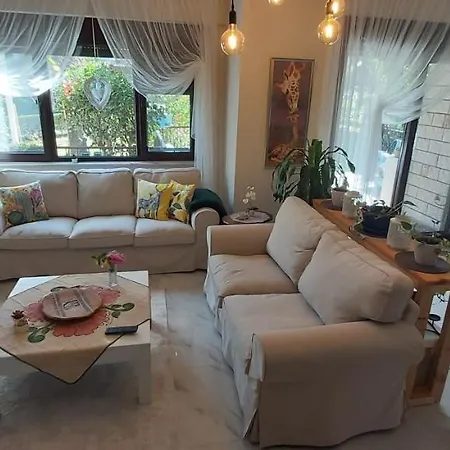 Havuzlu Bahceli Muestakil Side